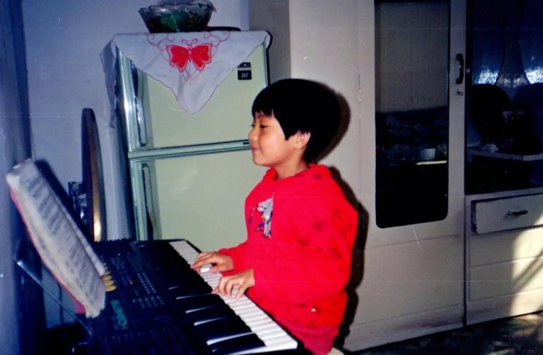 ，闫燕博士喜欢音乐，她电子琴弹得很好。